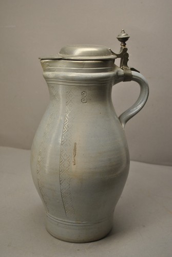 Antiker geritzter birnkrug mit - antiker,